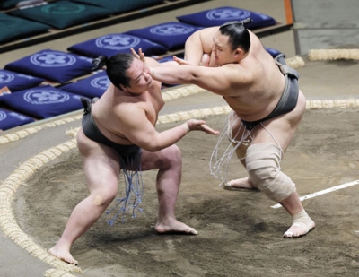 写真：夏場所初日、相手を攻める朝乃山（右）＝５月、両国国技館