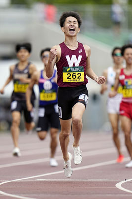 写真：日本学生対校陸上の男子１５００メートルで優勝し、ガッツポーズの山口智規＝ＪＦＥ晴れの国スタジアム