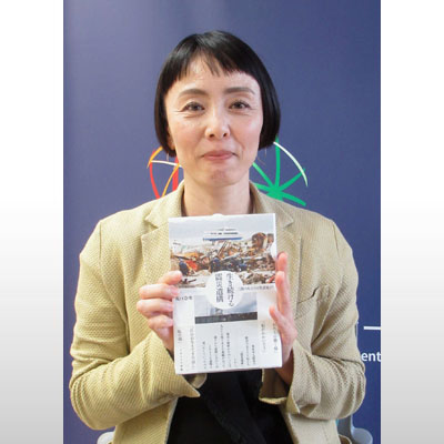 写真：著書「生き続ける震災遺構」を手にする坂口奈央さん＝４月、盛岡市