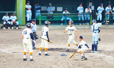 写真：大空戦で得点し喜ぶ洞爺湖の選手（提供写真）