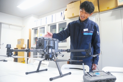 写真：東海建設が導入した多機能ドローンと中里室長