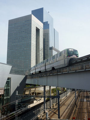 写真：浜松町駅付近を走るモノレール＝東京都港区