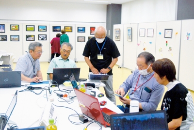 写真：パソコンの操作方法などについて学ぶ参加者
