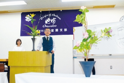 写真：「美の正体―守・破・離―」をテーマにデモンストレーションを披露する島津さん（左から２人目）