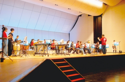 写真：力強い演奏で聴衆を魅了したステージ
