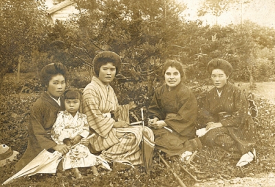 写真：旭川で若い女性たちと座るマツ（右から２人目）（知里幸恵銀のしずく記念館提供）