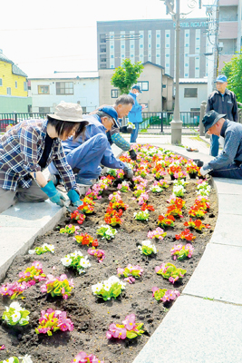 写真：らんらん橋など３カ所の花壇整備を行った中島連合町会の役員ら