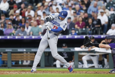 写真：米大リーグ、ロッキーズ戦の６回、２７号２ランを放つドジャースの大谷翔平。日米通算３００号に到達した＝２４日、デンバー（共同）