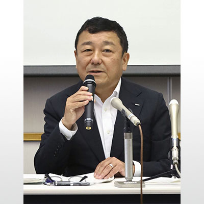 写真：定例記者会見で発言する東京電力柏崎刈羽原発の稲垣武之所長＝２５日午前、新潟県刈羽村