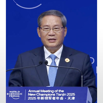 写真：「夏季ダボス会議」で演説する中国の李強首相＝２５日、中国天津市（同会議の「微博」公式アカウントから、共同）