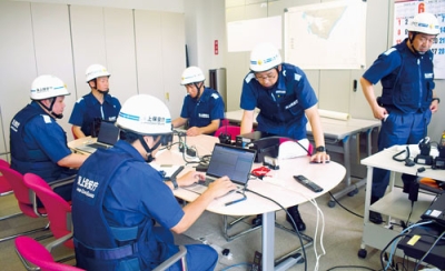 写真：機能移転訓練に臨む室蘭海上保安部の職員