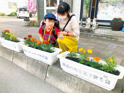 写真：母恋駅前通りの歩道沿いに設置された花のプランター