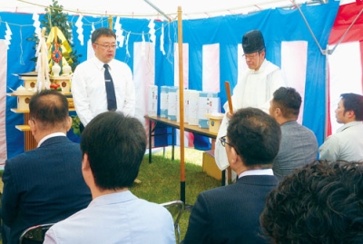 写真：安全祈願祭であいさつする上村理事長