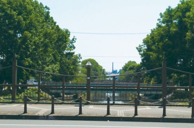 写真：中島町の西口通りの歩道。知利別川の美しい光景に足が止まる