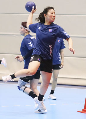 写真：ハンドボール女子日本代表の練習で、シュートを放つ主将の相沢＝東京都北区