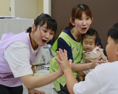 写真：産後ケアサロン「にじのわ」を立ち上げた助産師の小原夕依さん（左）と堀愛美さん＝山口県岩国市