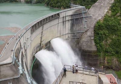 写真：観光放水が始まった黒部ダム＝２６日午前、富山県立山町