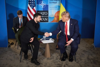 写真：２５日、オランダ・ハーグで会談したウクライナのゼレンスキー大統領（左）とトランプ米大統領（ウクライナ大統領府提供・ロイター＝共同）