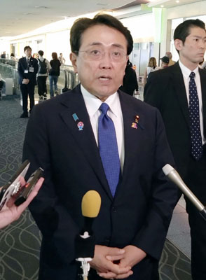 写真：出国前に羽田空港で記者団の取材に応じる赤沢経済再生相＝２６日午前