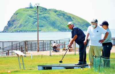 写真：潮風を受けながらプレーを楽しむ参加者