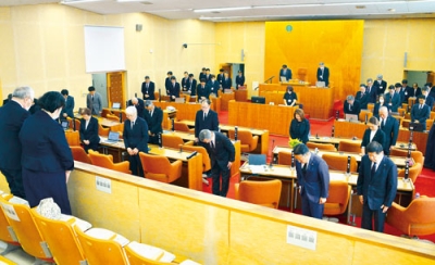 写真：田中さんの遺族に向かって黙とうする市議ら