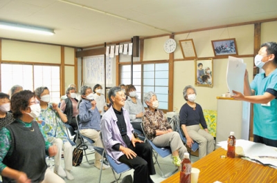 写真：脳トレに挑戦する参加者