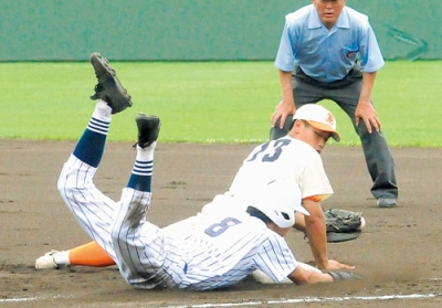写真：【登青嶺－道栄】登青嶺は初回２死三塁、南川の打球が敵失を誘い気迫のヘッドスライディングで先制点を演出