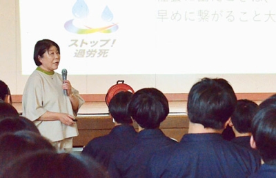 写真：息子の死について話す村山さん