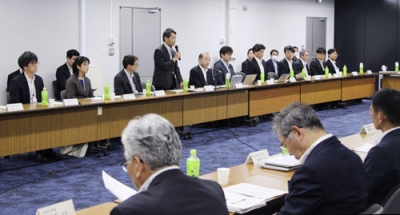 写真：宅配便のルール見直しを話し合う国交省の検討会＝２６日午後、東京・霞が関