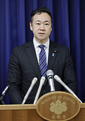 写真：白石隆浩死刑囚の死刑執行について記者会見する鈴木法相＝２７日午前、法務省