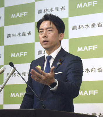 写真：閣議後に記者会見する小泉進次郎農相＝２７日午前、農水省