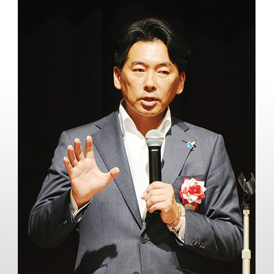写真：総決起集会で支持を訴える繁本氏