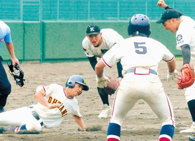 写真：【大谷室蘭－駒大苫】大谷室蘭は八回１死三塁で、松本の三ゴロで三走工藤大（左端）が三本間で挟まれてタッチアウト
