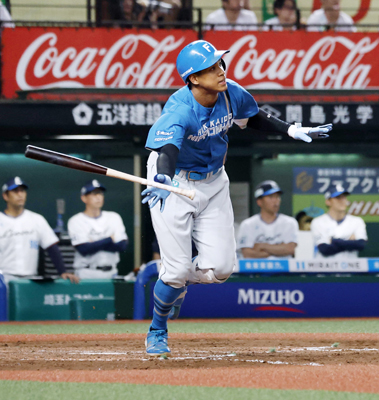 写真：８回日本ハム１死満塁、万波が右越えに勝ち越しの２点二塁打を放つ＝ベルーナドーム