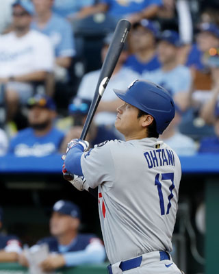 写真：ロイヤルズ戦の１回、２試合連続本塁打となる２９号ソロを放つドジャース・大谷＝カンザスシティー（共同）
