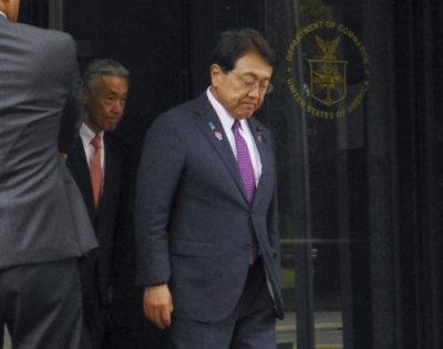 写真：ラトニック米商務長官との会談後に商務省を出る赤沢経済再生相（右）＝２７日、ワシントン（共同）