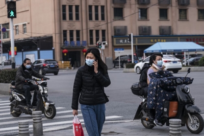 写真：閉鎖された海鮮市場の前を通る人＝２０２１年２月、中国・武漢（ゲッティ＝共同）