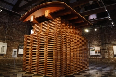 写真：イタリアの建築家ミケーレ・デルッキ氏が創設したスタジオ、ＡＭＤＬサークルの作品を紹介する展覧会＝旭川市
