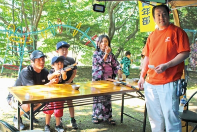 写真：射的を楽しむ子どもたち