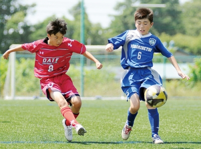 写真：【ＦＣ　ＤＡＴＥ少年団－登別ＦＣ　Ｕ－１２エルカソ】前半、シュートを放つＤＡＴＥ・松尾陸（左）＝まなびの里サッカー場