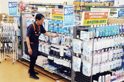 写真：冷感グッズが並ぶＤＣＭ中島店の売り場