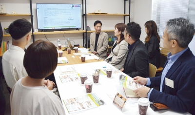 写真：八重樫社長（中央奥）の会社経営の話を通し自社事業を考える参加者