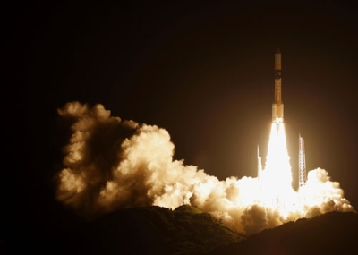 写真：温室効果ガス・水循環観測技術衛星「いぶきＧＷ」を載せ、打ち上げられるＨ２Ａロケット５０号機＝２９日午前１時３３分、鹿児島県の種子島宇宙センター