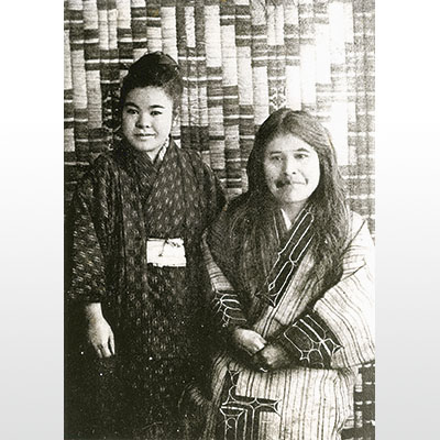 写真：チタラペの前で写るマツと知里幸恵（絵はがき模写、知里幸恵銀のしずく記念館提供）
