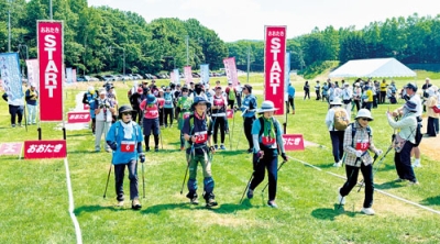 写真：深緑のコースにスタートする参加者たち