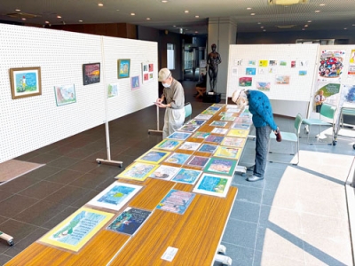 写真：井樫さんの「ひとこと」が心に響く詩画展