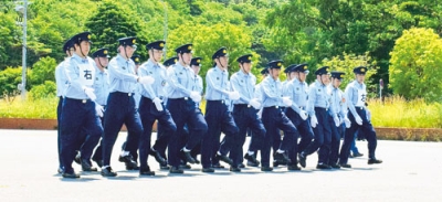 写真：小隊訓練できびきびした行進を披露する団員