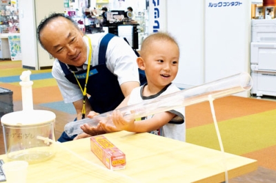 写真：楽しそうに真空砲の威力を体験する子ども