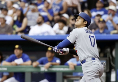 写真：ロイヤルズ戦の１回、左飛に倒れたドジャース・大谷＝カンザスシティー（共同）