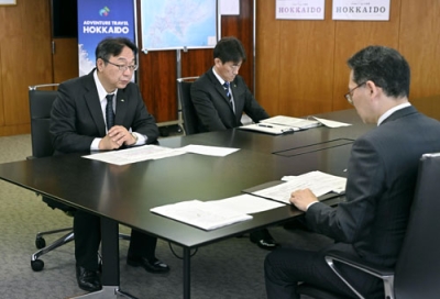 写真：国交省北海道運輸局の井上健二局長（右）に改善措置の進捗状況を説明するＪＲ北海道の綿貫泰之社長（左）＝３０日午前、札幌市